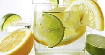 Acqua e limone al mattino - Bere un bicchiere d'acqua calda e limone la mattina fa bene? Scopriamo perché!