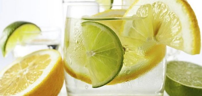 Acqua e limone al mattino - Bere un bicchiere d'acqua calda e limone la mattina fa bene? Scopriamo perché!