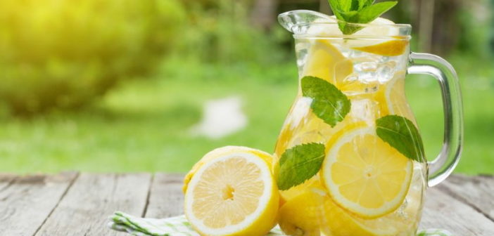 Bere acqua e limone la mattina fa bene o fa male?