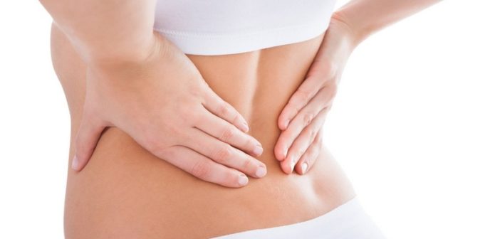 Osteoporosi: cause, sintomi, alimentazione e rimedi naturali. Scopri le cause dell'osteoporosi, i sintomi, cosa fare per prevenire l'indebolimento delle ossa, cosa mangiare per rinforzare le ossa e come curare l'osteoporosi in modo naturale.