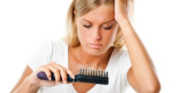 La caduta dei capelli: cause, dieta e rimedi naturali. Scopri le cause della perdita dei capelli, gli alimenti contro la caduta dei capelli più efficaci e i migliori rimedi naturali in grado di bloccare o contrastare l'eccessiva caduta dei capelli.