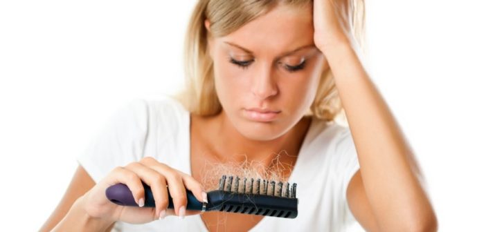 La caduta dei capelli: cause, dieta e rimedi naturali. Scopri le cause della perdita dei capelli, gli alimenti contro la caduta dei capelli più efficaci e i migliori rimedi naturali in grado di bloccare o contrastare l'eccessiva caduta dei capelli.