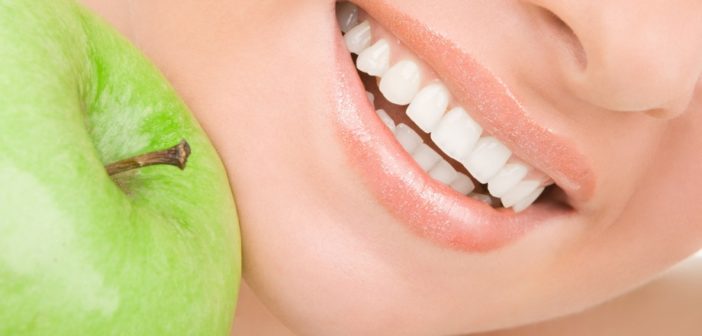 Afta in bocca, sulla lingua o gengivale: cause, sintomi e rimedi naturali veloci. Scopri quali sono le cause delle afte in bocca e delle stomatiti aftose, cosa fare per prevenire le afte, cosa mangiare, i cibi da evitare e i migliori rimedi naturali contro le afte in bocca.