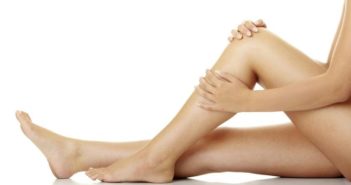 Gambe gonfie e pesanti: cause e rimedi naturali. Scopri quali sono le cause delle gambe stanche, pesanti e gonfie, cosa fare e cosa non fare, consigli utili e i migliori rimedi naturali contro le gambe gonfie, pesanti e stanche.