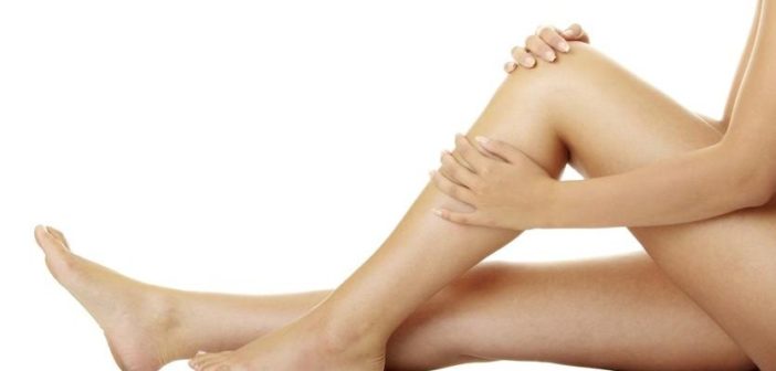 Gambe gonfie e pesanti: cause e rimedi naturali. Scopri quali sono le cause delle gambe stanche, pesanti e gonfie, cosa fare e cosa non fare, consigli utili e i migliori rimedi naturali contro le gambe gonfie, pesanti e stanche.