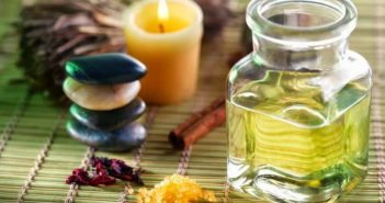 Oli essenziali: cosa sono, come utilizzarli e proprietà benefiche per la salute. Scopri cosa sono gli oli essenziali, come e quando utilizzarli, le proprietà e i benefici e quali sono gli oli essenziali più usati nell'aromaterapia.