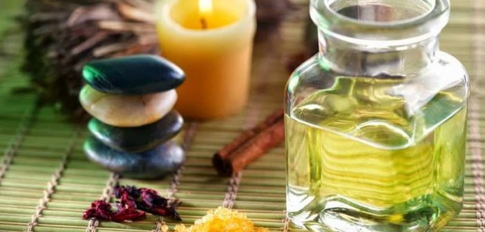 Oli essenziali: cosa sono, come utilizzarli e proprietà benefiche per la salute. Scopri cosa sono gli oli essenziali, come e quando utilizzarli, le proprietà e i benefici e quali sono gli oli essenziali più usati nell'aromaterapia.