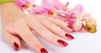 Manicure fai da te: guida passo per passo. Scopri come fare la manicure in casa con prodotti naturali ed i nostri consigli per avere mani belle e perfette in ogni occasione.