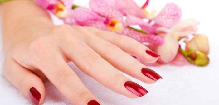 Manicure fai da te: guida passo per passo. Scopri come fare la manicure in casa con prodotti naturali ed i nostri consigli per avere mani belle e perfette in ogni occasione.