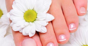 Pedicure fai da te: guida passo per passo. Scopri come fare la pedicure in casa con prodotti naturali ed i nostri consigli per avere piedi belli e perfetti in ogni occasione.