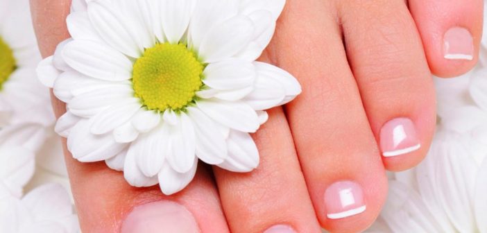 Pedicure fai da te: guida passo per passo. Scopri come fare la pedicure in casa con prodotti naturali ed i nostri consigli per avere piedi belli e perfetti in ogni occasione.