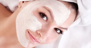 Maschera per il viso contro brufoli e punti neri fatta in casa. Scopri come preparare una maschera viso contro i punti neri e brufoli fai da te con ingredienti naturali.