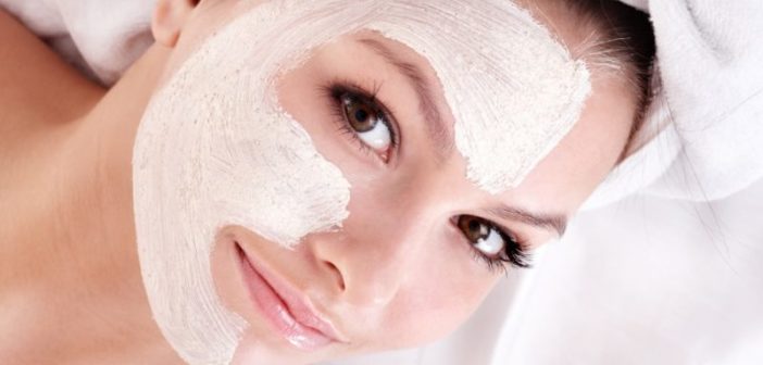 Maschera per il viso contro brufoli e punti neri fatta in casa. Scopri come preparare una maschera viso contro i punti neri e brufoli fai da te con ingredienti naturali.