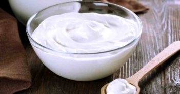 Yogurt: proprietà, benefici, valori nutrizionali, uso e controindicazioni. Scopri le proprietà dello yogurt bianco naturale, i benefici per la salute, gli usi in cucina o come rimedio naturale, le controindicazioni e gli effetti collaterali.