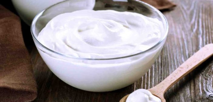 Yogurt: proprietà, benefici, valori nutrizionali, uso e controindicazioni. Scopri le proprietà dello yogurt bianco naturale, i benefici per la salute, gli usi in cucina o come rimedio naturale, le controindicazioni e gli effetti collaterali.