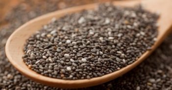 Semi di Chia: proprietà, benefici, valori nutrizionali, usi e controindicazioni. Scopri quali sono le proprietà dei semi di chia, tutti i benefici per la salute, come usarli in cucina e nell'alimentazione, le controindicazioni e gli effetti collaterali.